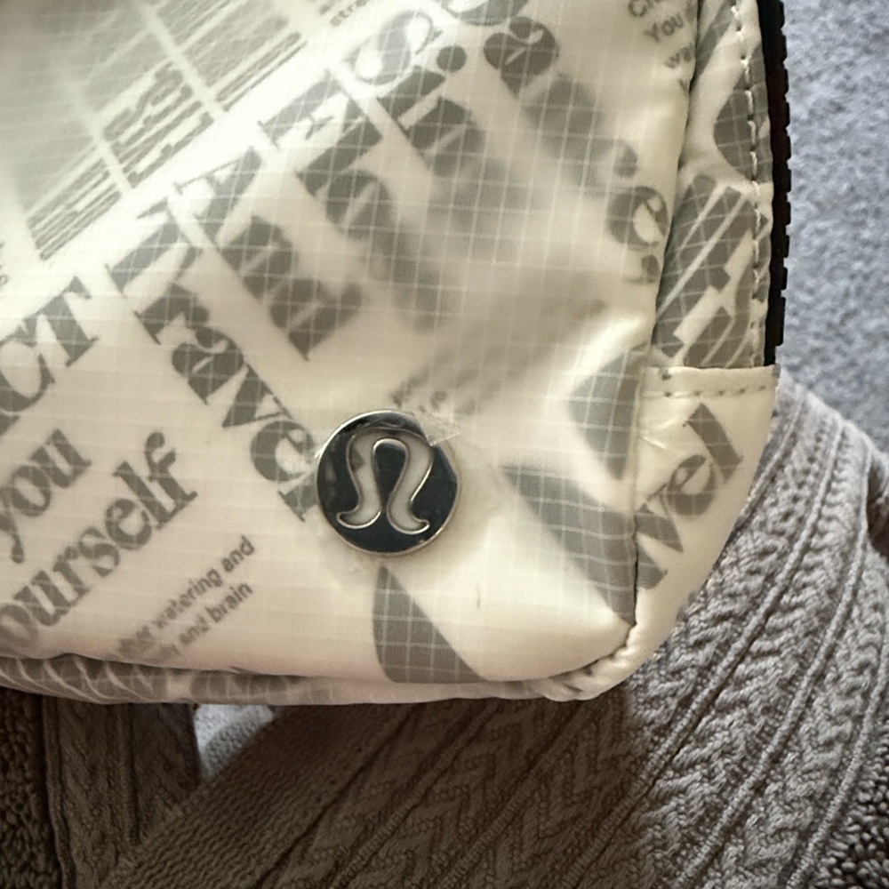 Lululemon everywhere belt bag 1L - Picture 5 of 9